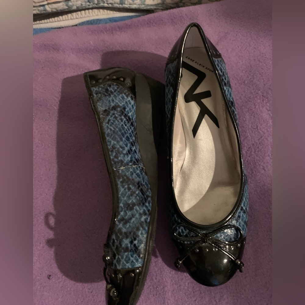 Anne Klein Snakeskin blue and black shoes
